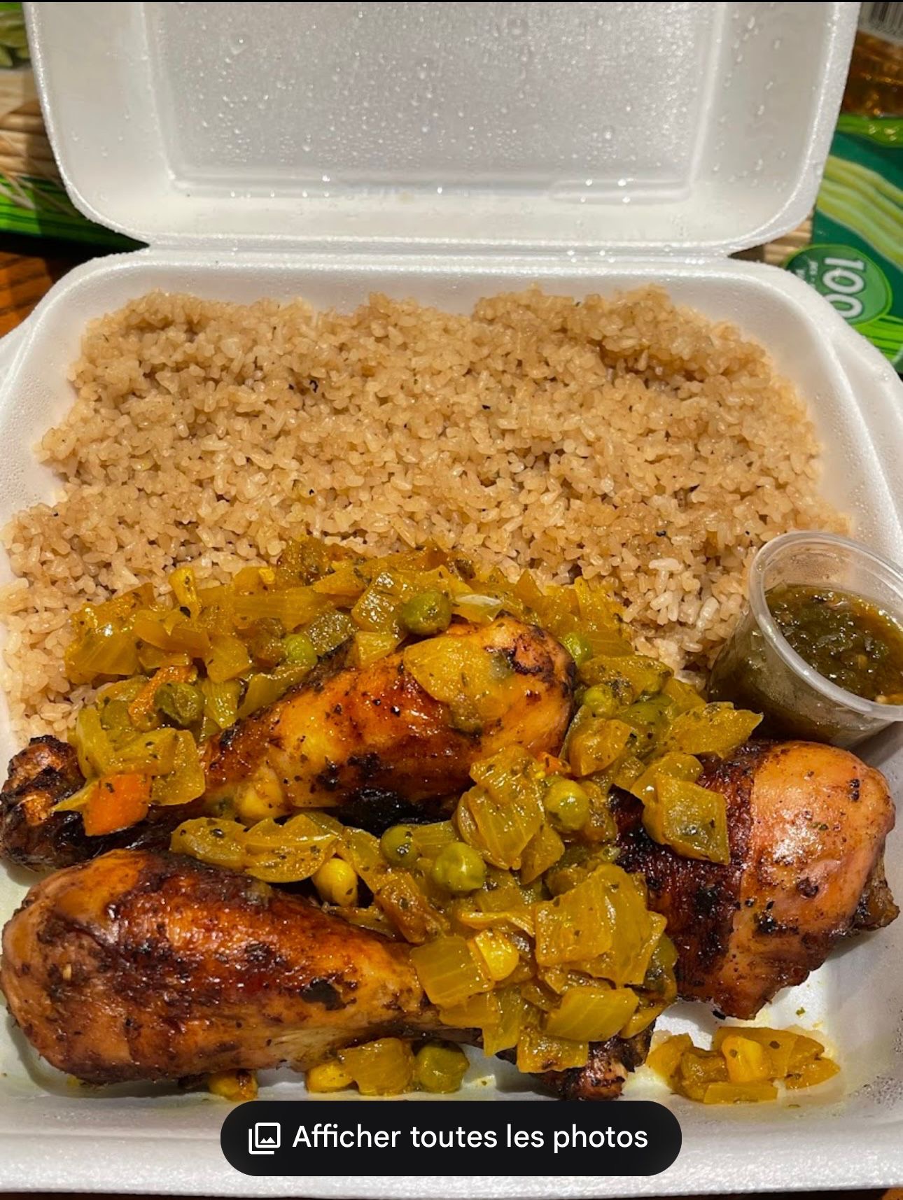 Poulet braisé servi avec riz du thieb au Sahara